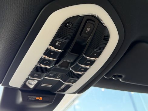 Used 2025 Porsche Macan image 47