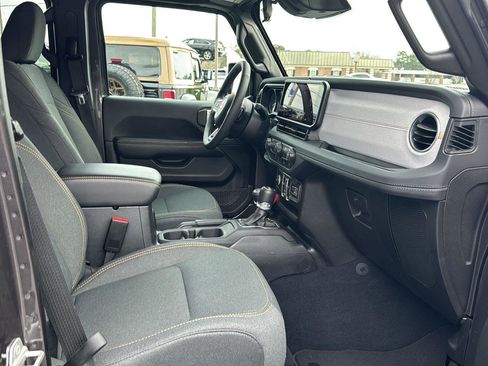 Used 2025 Jeep Wrangler Sahara image 10