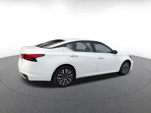Used 2025 Nissan Altima 2.5 SV FWD image 14
