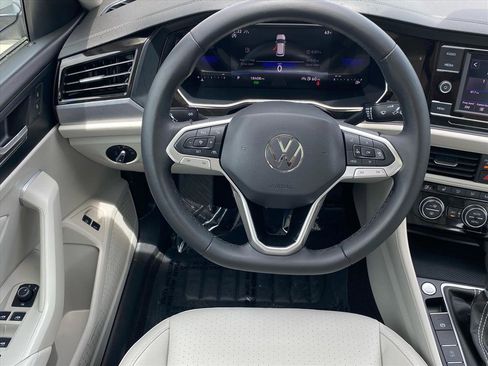 Certified 2024 Volkswagen Jetta SE w/ Panoramic Sunroof Package FWD image 6
