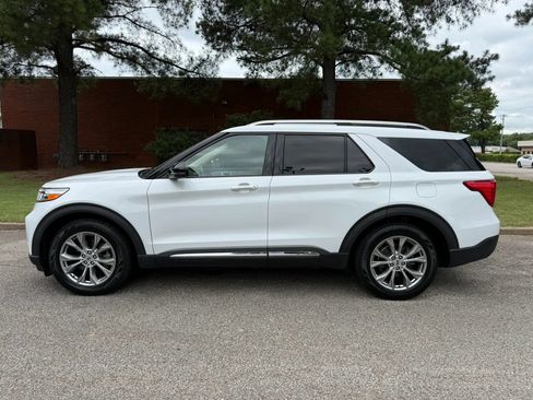 Used 2021 Ford Explorer Limited w/ Equipment Group 301A RWD image 2