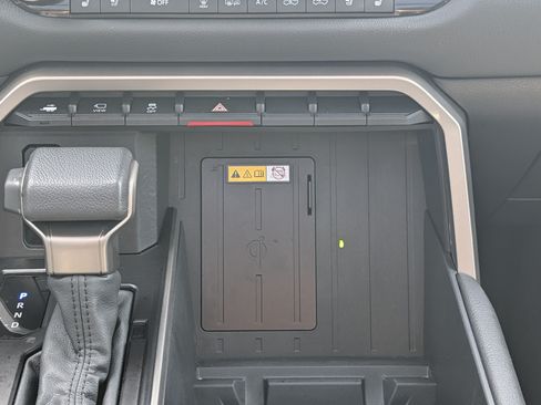 Used 2024 Toyota Tundra Limited AWD/4WD image 30