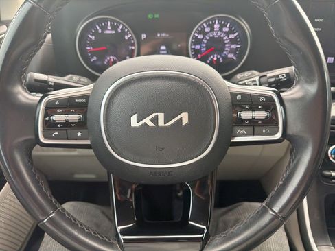Used 2022 Kia Carnival LX FWD image 2