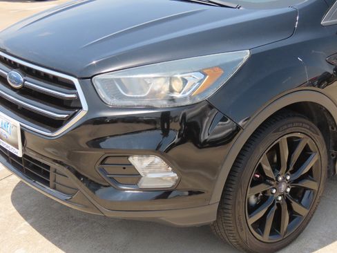 Used 2017 Ford Escape SE w/ Equipment Group 201A AWD/4WD image 3