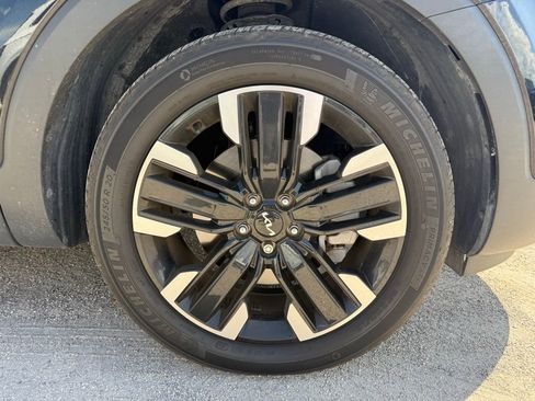 Used 2024 Kia Telluride SX Prestige w/ Towing Package image 9