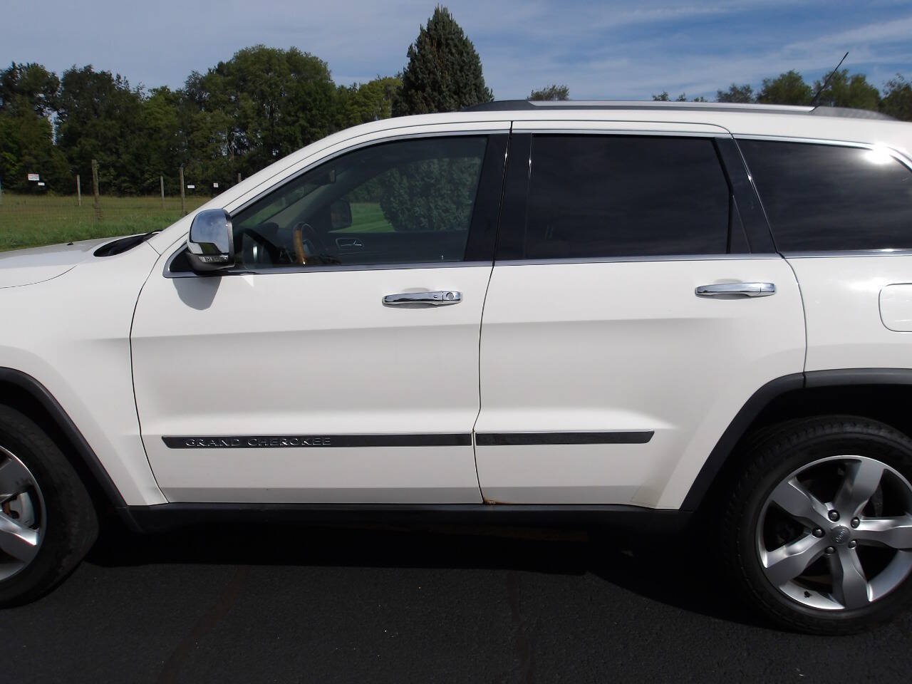 Used 2011 Jeep Grand Cherokee Overland AWD/4WD image 35