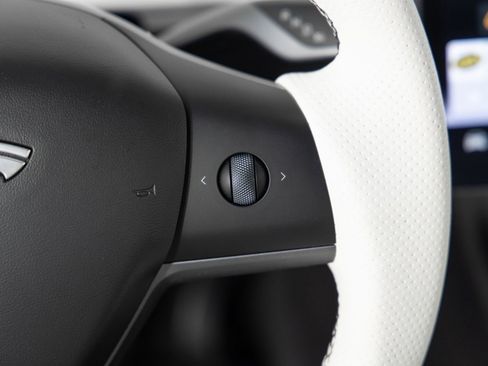 Used 2022 Tesla Model Y Long Range image 32