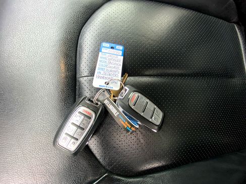 Used 2018 Chrysler Pacifica Touring-L w/ Tire & Wheel Group image 41