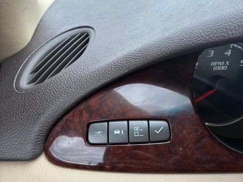 Used 2011 Buick Lucerne CXL FWD image 32