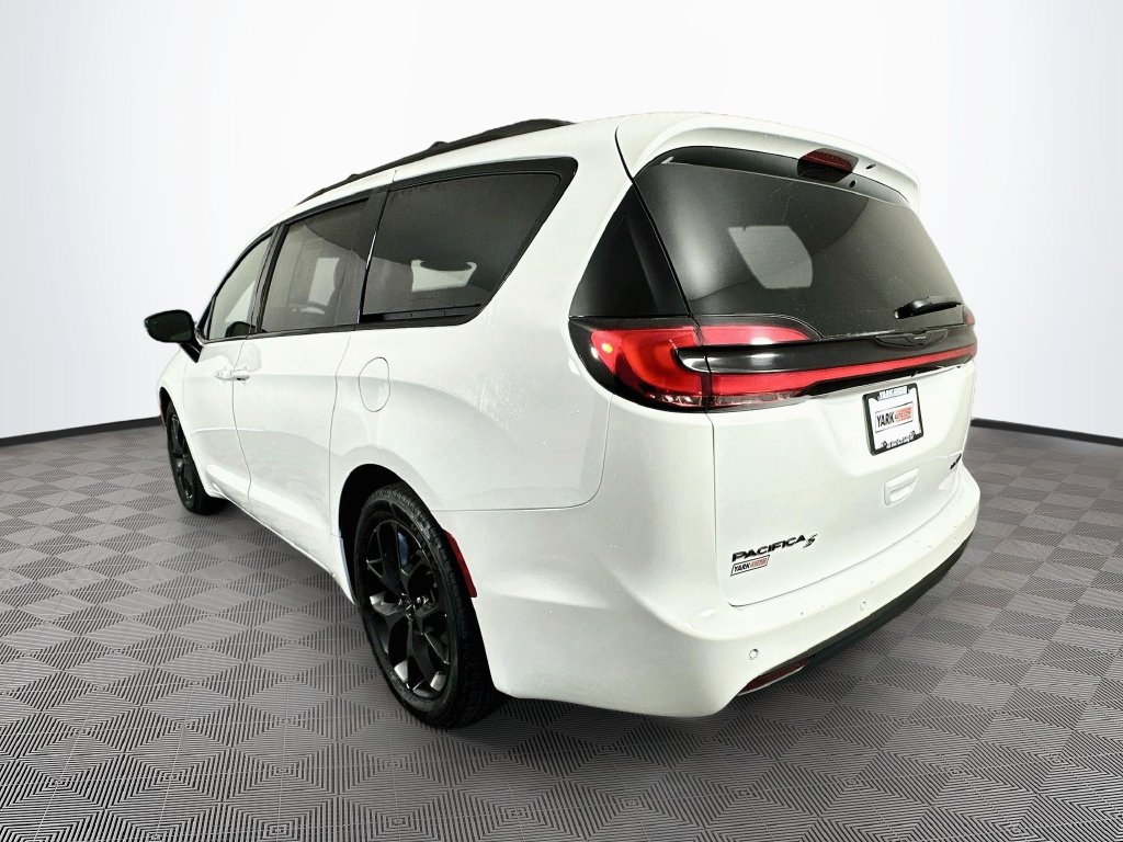 Certified 2025 Chrysler Pacifica Limited FWD image 7