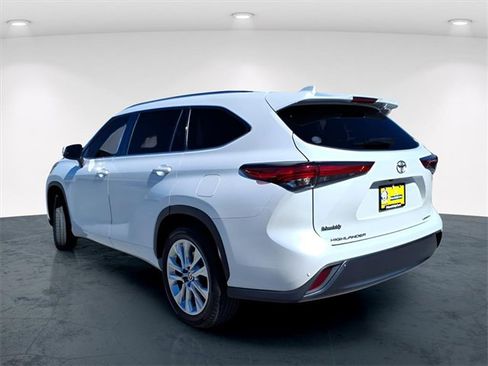 Used 2023 Toyota Highlander Limited image 4