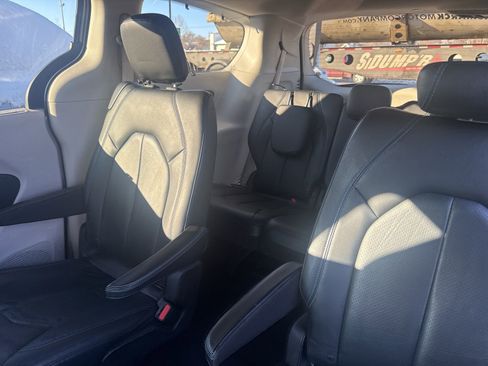 Used 2021 Chrysler Pacifica Touring-L image 13