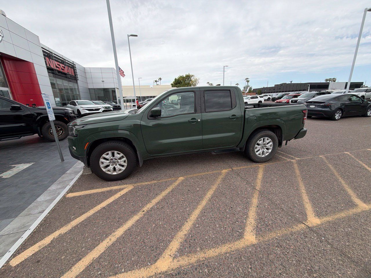 Used 2022 Nissan Frontier SV AWD/4WD image 2