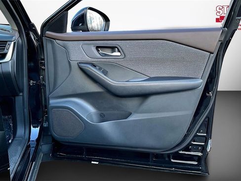 Used 2023 Nissan Rogue SV image 25