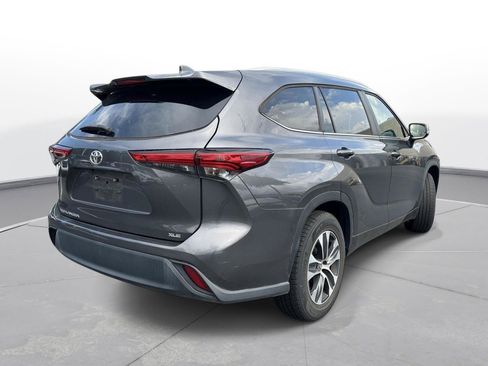 Used 2023 Toyota Highlander XLE FWD image 6