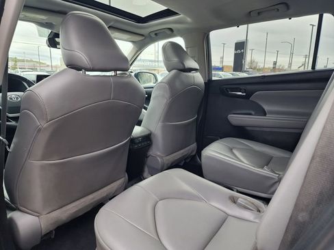 Used 2022 Toyota Highlander XLE AWD/4WD image 13