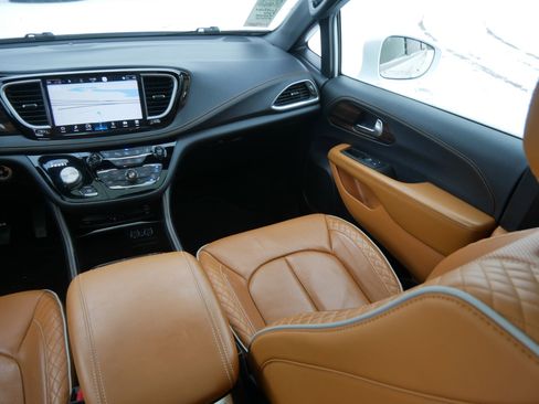 Used 2022 Chrysler Pacifica Pinnacle image 11