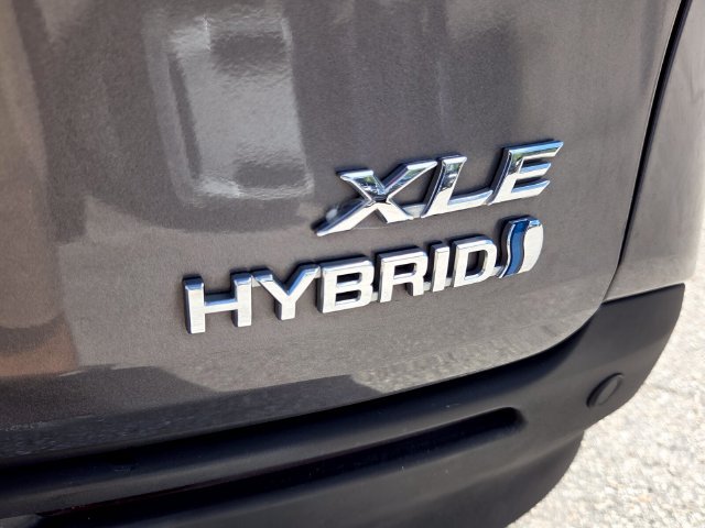 Used 2023 Toyota Sienna XLE FWD image 17