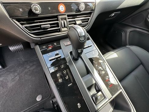 Used 2025 Porsche Macan AWD/4WD image 24