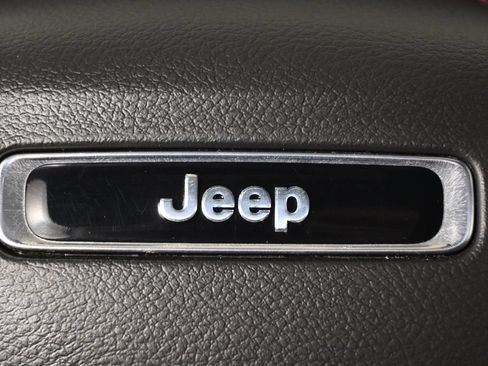 Used 2025 Jeep Compass Latitude w/ Sun & Sound Group AWD/4WD image 34