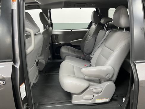 Used 2019 Toyota Sienna XLE image 12