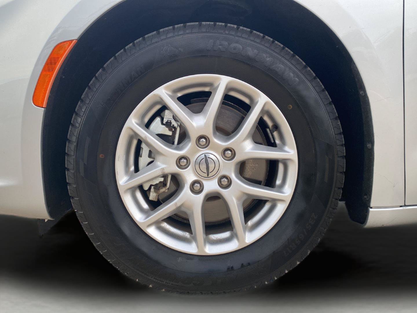 Used 2024 Chrysler Pacifica Touring-L FWD image 12
