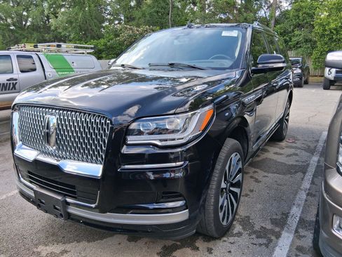 Used 2024 Lincoln Navigator Reserve AWD/4WD image 2