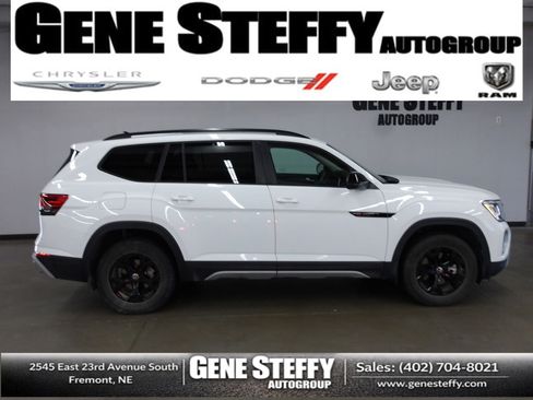 Used 2025 Volkswagen Atlas Peak Edition SE AWD/4WD image 1
