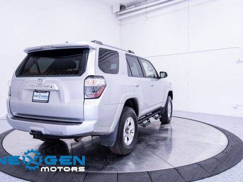 Used 2020 Toyota 4Runner SR5 AWD/4WD image 32