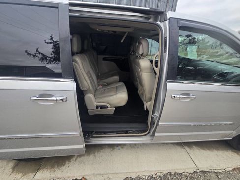 Used 2012 Chrysler Town & Country Limited w/ Luxury Group image 11
