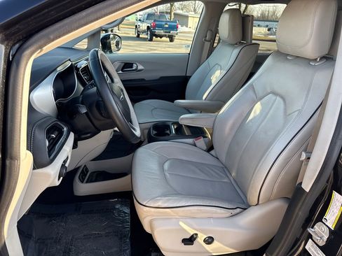 Used 2017 Chrysler Pacifica Platinum image 11