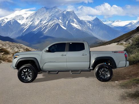 Used 2020 Toyota Tacoma TRD Off-Road w/ Technology Package image 2