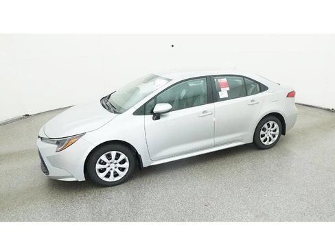 Used 2025 Toyota Corolla LE FWD image 3