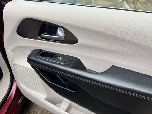 Used 2018 Chrysler Pacifica Touring-L image 17