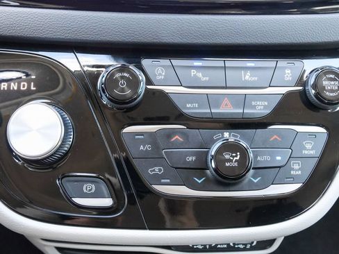 Used 2024 Chrysler Pacifica Touring-L FWD image 18