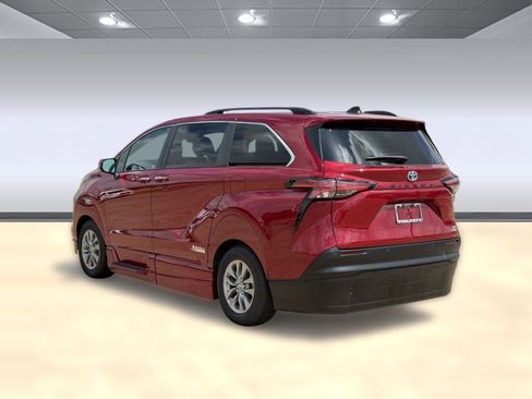 Used 2022 Toyota Sienna XLE w/ XLE Plus Package FWD image 38