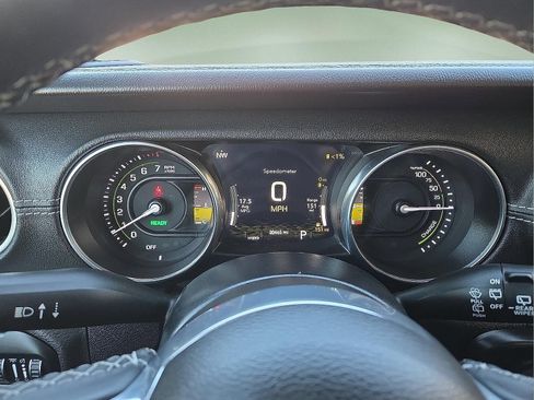Used 2022 Jeep Wrangler Unlimited Sahara w/ Cold Weather Group AWD/4WD image 23