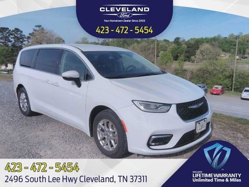 Used 2023 Chrysler Pacifica Touring-L FWD image 1