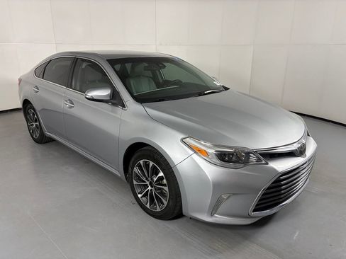 Used 2018 Toyota Avalon XLE w/ All Weather Liner Package FWD image 2