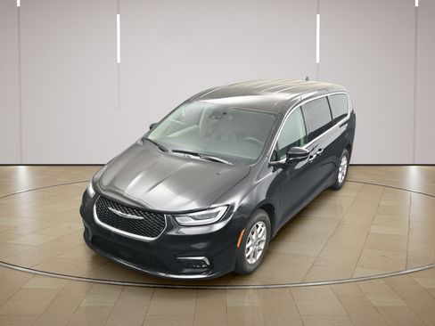 Used 2023 Chrysler Pacifica Touring-L FWD image 32
