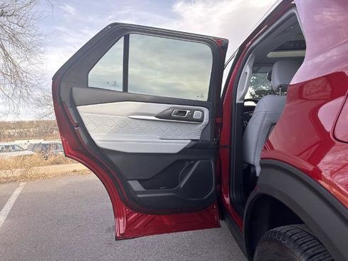Certified 2025 Ford Explorer Platinum w/ Ultimate Package image 20