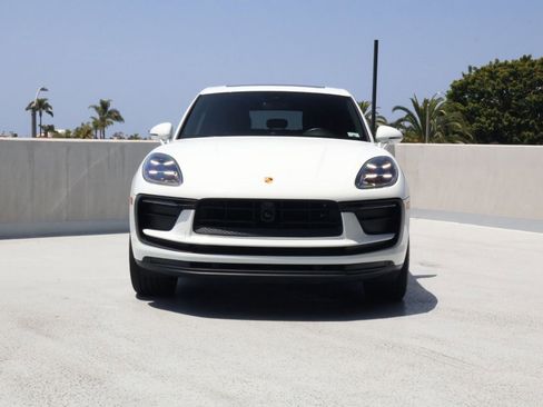 Certified 2025 Porsche Macan AWD/4WD image 6