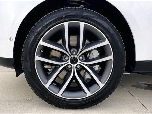 New 2026 Land Rover Range Rover SE image 15