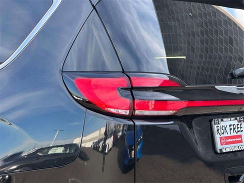 Used 2023 Chrysler Pacifica Touring-L image 9