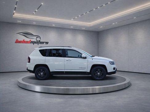 Used 2017 Jeep Compass Latitude FWD image 12