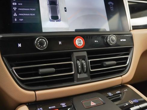 Certified 2022 Porsche Macan image 32