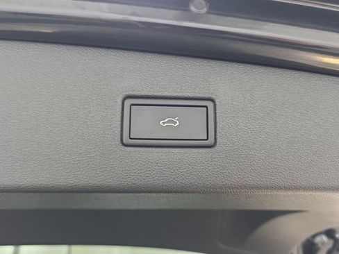 Used 2023 Volkswagen Tiguan SEL R-Line image 36