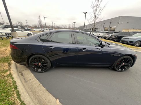 Used 2022 Jaguar XF SE image 8