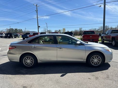 Used 2015 Toyota Camry LE image 6