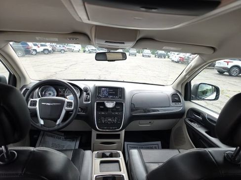 Used 2015 Chrysler Town & Country Touring w/ Driver Convenience Group FWD image 20